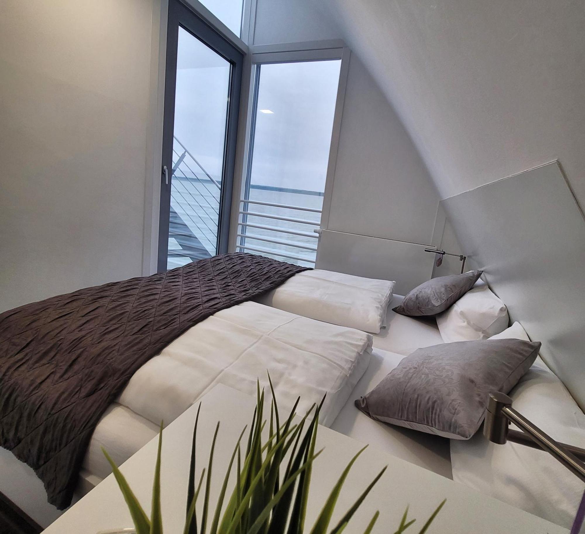 Schwimmendes Ferienhaus Sky Elsterheide Экстерьер фото